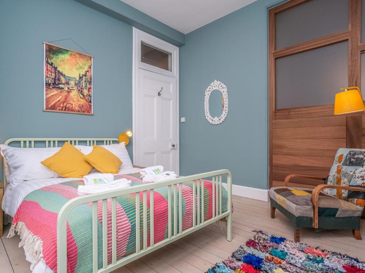 New Stunning 3 Beds Flat In Chic Area Of The Appartement